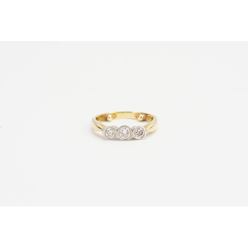 176 - A 18ct Gold Three Stone Diamond set Ring, largest Diamond 0.2ct and the smaller 0.15ct. Ring size: M... 