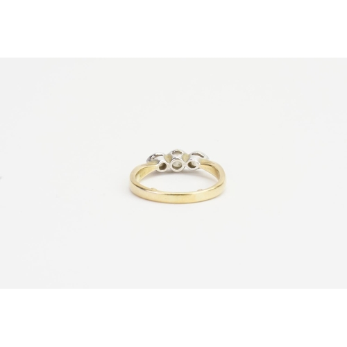 176 - A 18ct Gold Three Stone Diamond set Ring, largest Diamond 0.2ct and the smaller 0.15ct. Ring size: M... 