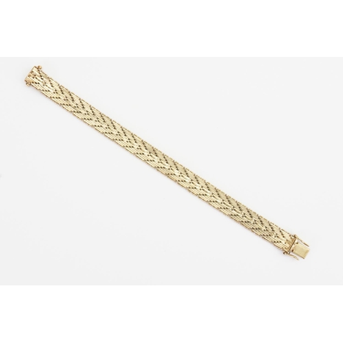 76 - A 9ct Gold Milanese Style Bracelet. Measuring: 15.5cms long. Weighing: 19 grams.