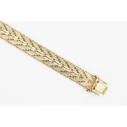 76 - A 9ct Gold Milanese Style Bracelet. Measuring: 15.5cms long. Weighing: 19 grams.