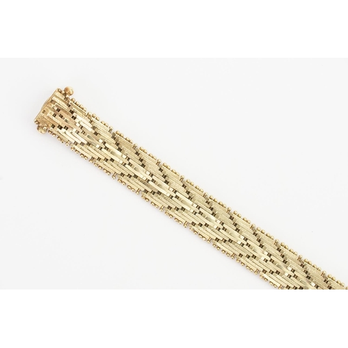 76 - A 9ct Gold Milanese Style Bracelet. Measuring: 15.5cms long. Weighing: 19 grams.