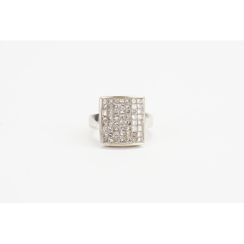 161 - An 18ct Gold Diamond Ring in a Square Setting. Size N. Weight: 9.7 grams.