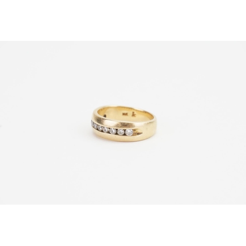 86 - A 14ct Gold Half Eternity Diamond Ring, set with 11 Diamonds. Diamond size: 0.035ct. Ring size: R. W... 