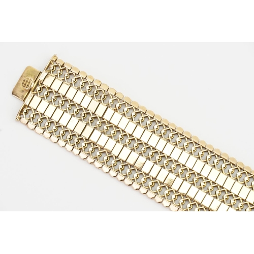 102 - A Chunky 18ct Gold Flexible Link Bracelet. Length: 18.5cms long x 3cms. Weight: 54 grams.