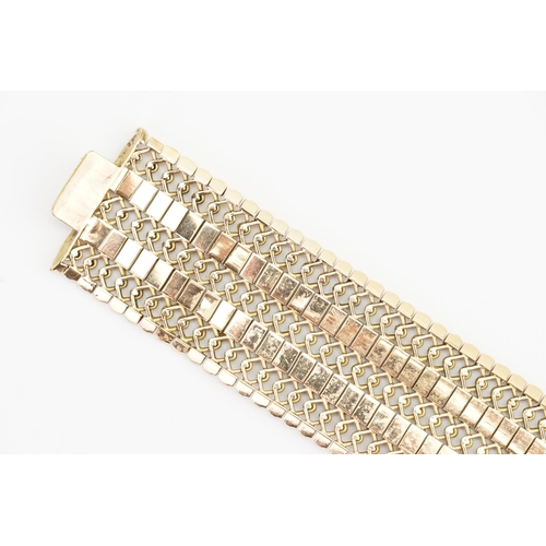 102 - A Chunky 18ct Gold Flexible Link Bracelet. Length: 18.5cms long x 3cms. Weight: 54 grams.