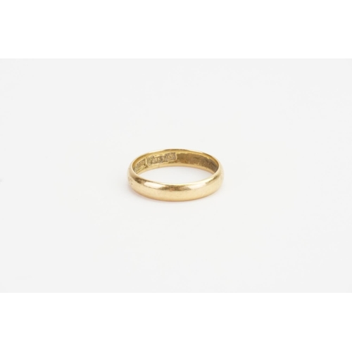 149 - An 18ct Gold Gentleman's Wedding Band. Weight: 4.7 grams. Size: T.