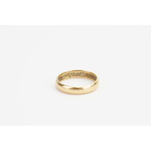 149 - An 18ct Gold Gentleman's Wedding Band. Weight: 4.7 grams. Size: T.