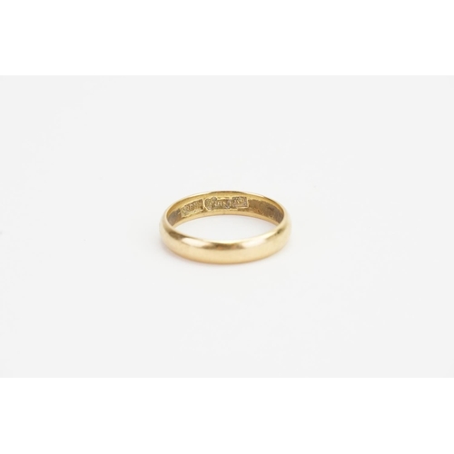 149 - An 18ct Gold Gentleman's Wedding Band. Weight: 4.7 grams. Size: T.