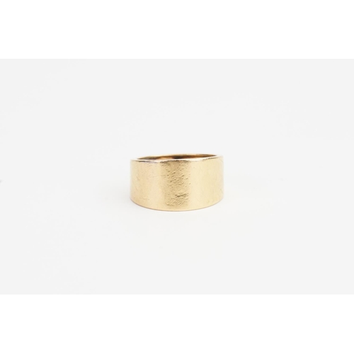 101 - A 9ct Gold Band. Weight: 5 grams. Size: P.