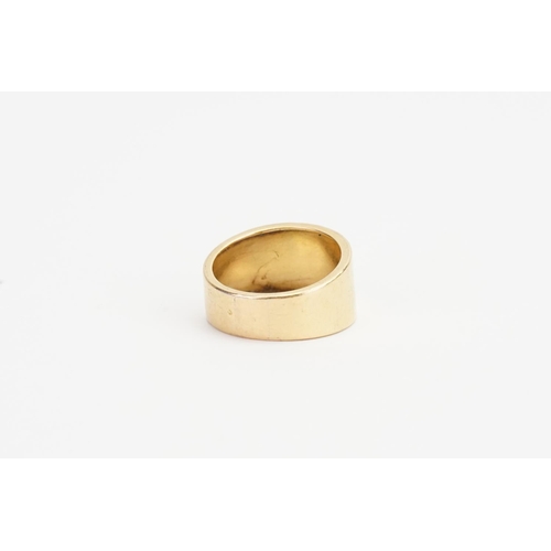 101 - A 9ct Gold Band. Weight: 5 grams. Size: P.