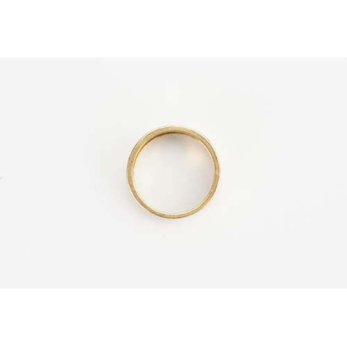 101 - A 9ct Gold Band. Weight: 5 grams. Size: P.