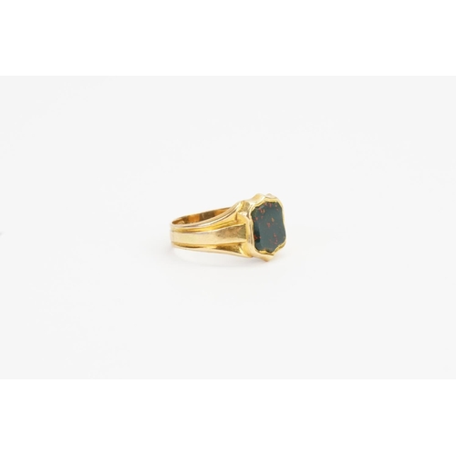 193 - A Gentleman's 18ct Gold Blood Stone Signet Ring. Size: N. Weight: 4.6 grams.