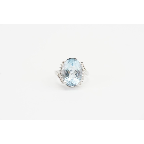 138 - A 14ct White Gold and Diamond set Aquamarine Ring cut in an Oval shape, set with 16 Diamonds. Aquama... 