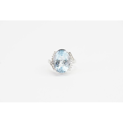 138 - A 14ct White Gold and Diamond set Aquamarine Ring cut in an Oval shape, set with 16 Diamonds. Aquama... 