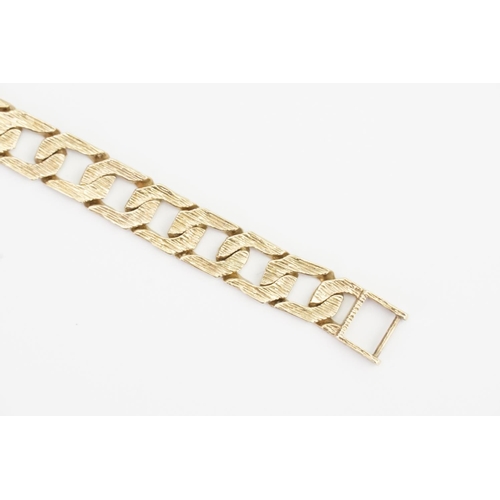 182 - A 9ct Gold Gentleman's etched Bracelet. Length: 20cms. Weight: 21.7 grams.