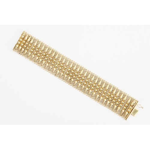 118 - A 18ct Gold Mesh design Bracelet. Weight: 60 grams. Length 17.5cms. Width: 3cms.