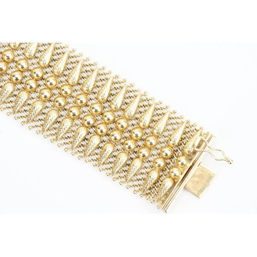 118 - A 18ct Gold Mesh design Bracelet. Weight: 60 grams. Length 17.5cms. Width: 3cms.