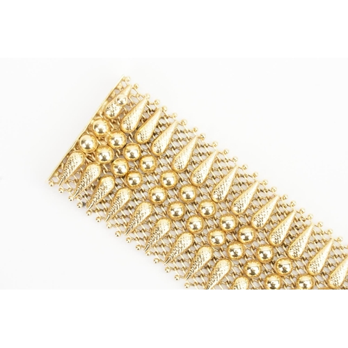 118 - A 18ct Gold Mesh design Bracelet. Weight: 60 grams. Length 17.5cms. Width: 3cms.