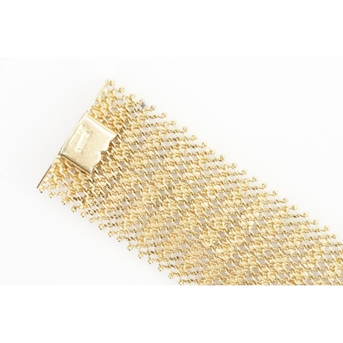 118 - A 18ct Gold Mesh design Bracelet. Weight: 60 grams. Length 17.5cms. Width: 3cms.