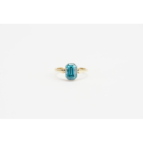 114 - A Lovely 18ct Gold Royal Blue Aquamarine Ring in the Emerald Cut. Aquamarine size: 1.8ct. Ring size:... 