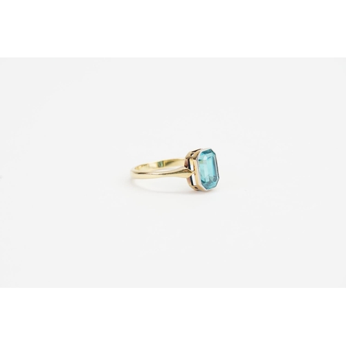 114 - A Lovely 18ct Gold Royal Blue Aquamarine Ring in the Emerald Cut. Aquamarine size: 1.8ct. Ring size:... 