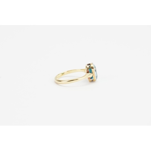 114 - A Lovely 18ct Gold Royal Blue Aquamarine Ring in the Emerald Cut. Aquamarine size: 1.8ct. Ring size:... 