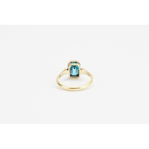 114 - A Lovely 18ct Gold Royal Blue Aquamarine Ring in the Emerald Cut. Aquamarine size: 1.8ct. Ring size:... 