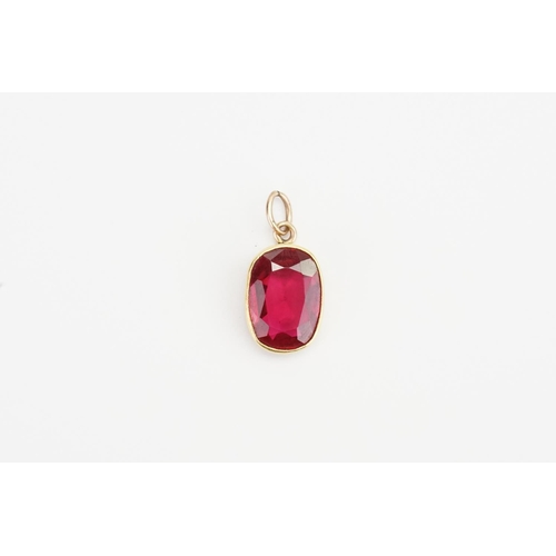 194 - An Oval Cut synthetic Ruby Pendant. Ruby size: 4.6ct. Weight 2.8 grams.