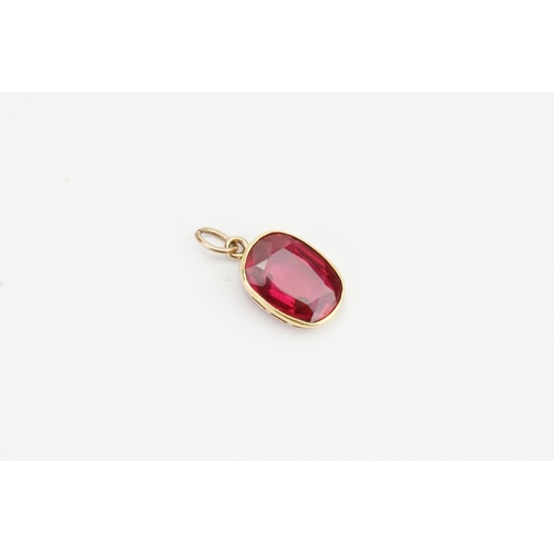 194 - An Oval Cut synthetic Ruby Pendant. Ruby size: 4.6ct. Weight 2.8 grams.