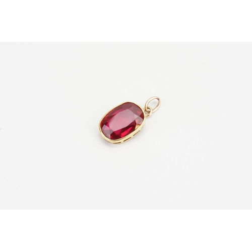 194 - An Oval Cut synthetic Ruby Pendant. Ruby size: 4.6ct. Weight 2.8 grams.