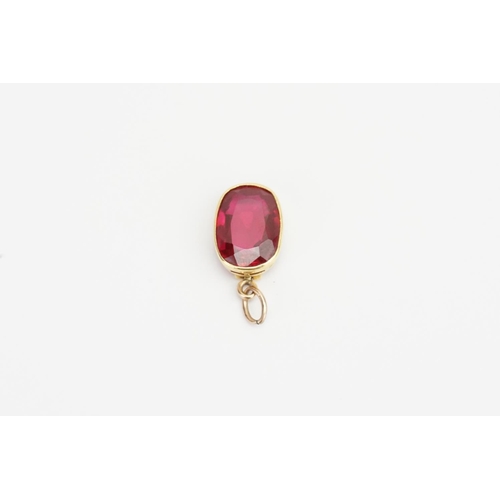 194 - An Oval Cut synthetic Ruby Pendant. Ruby size: 4.6ct. Weight 2.8 grams.