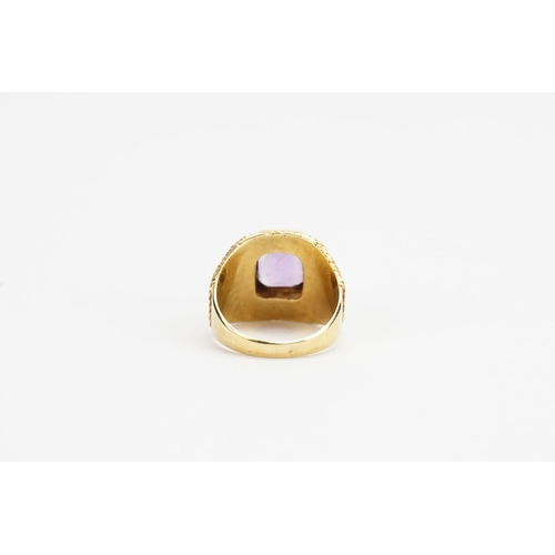 189 - A 18ct Gold Amethyst Ring resting on mesh shoulders. Size N. Weight: 6.6 grams.