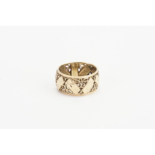 75 - A 9ct Gold Pattern Designed Ring. Weighing: 6 grams. Size: R.