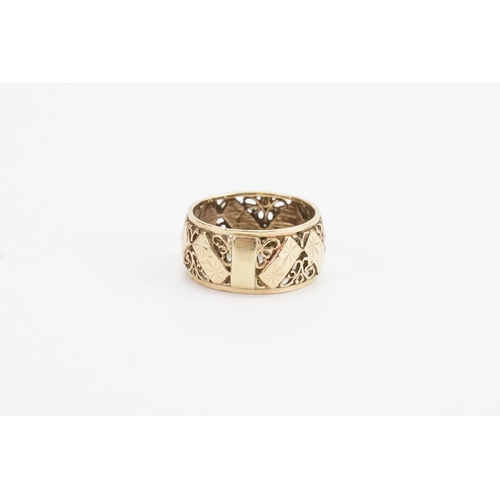 75 - A 9ct Gold Pattern Designed Ring. Weighing: 6 grams. Size: R.