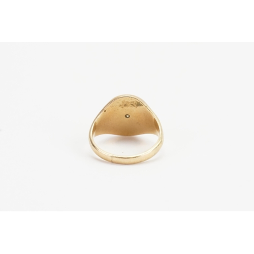 76 - A 9ct Gold Signet Ring set with a Small Diamond. Weighing: 8 Grams. Size: U.