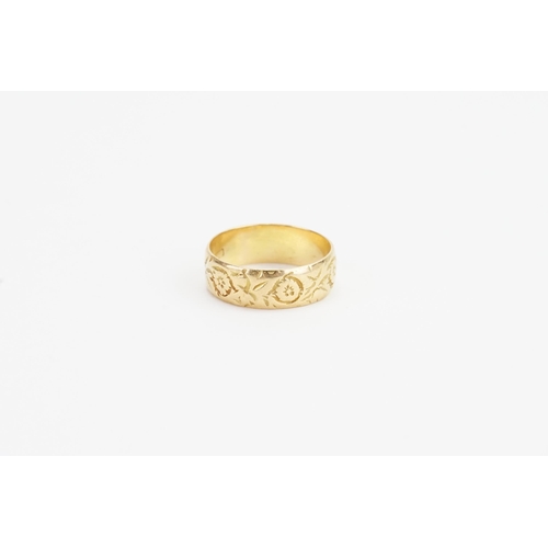 81 - An 18ct Engraved Wedding Band. Weighing: 3.8 Grams. Size: N.