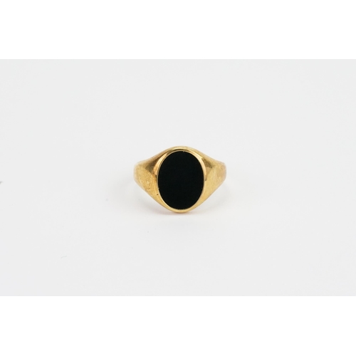 92 - A 14ct Gold Signet & Onyx Set Ring. Weighing: 3.3 grams. Size: R.