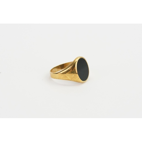 92 - A 14ct Gold Signet & Onyx Set Ring. Weighing: 3.3 grams. Size: R.