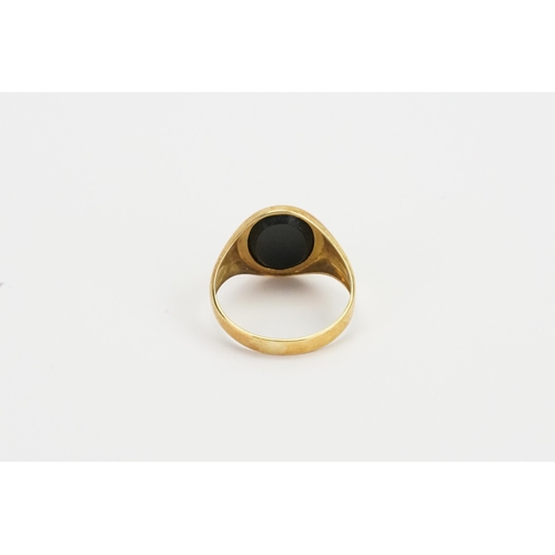 92 - A 14ct Gold Signet & Onyx Set Ring. Weighing: 3.3 grams. Size: R.