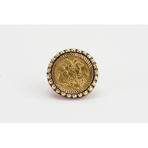 104 - An Old Head Queen Victoria Sovereign dated 1900 contained in a 9ct Gold Ring. Weighing: 20 grams. (T... 