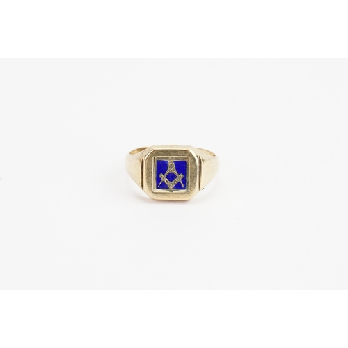 150 - A 9ct Gold and Blue Enamelled Free Masons Ring: Weighing: 6.2 grams.