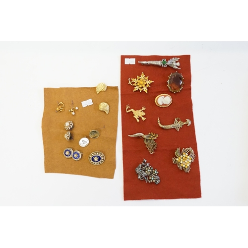 190 - A Collection of Costume Jewellery to include a Toledo Dagger Brooch, Frog Brooch, Earrings, etc.