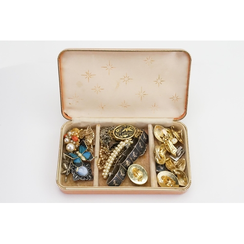 192 - A quantity of Costume Jewellery to include Brooches, Chains, Bracelets, etc.