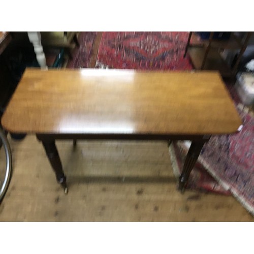 602 - A Georgian Mahogany Twin Pillared Dining Table Resting on Fluted Legs with Brass Castors, fitted wit... 
