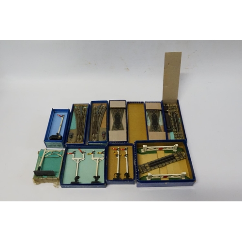 516 - A Tray of Hornby Dublo (3 Rail) accessories to include a Level Crossing, 3 x Sets of Signals, 2 x Se... 