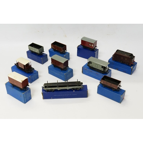 504 - A collection of 10 x Hornby Dublo Wagons to include a Fish Van, Goods Van, Horsebox, Coal Wagon, etc... 