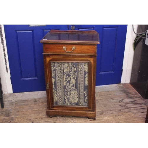 581 - A Late 19th Century Mahogany & Line inlaid Music Cabinet fitted with a Single Drawer above Shelves. ... 