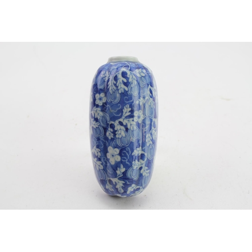 744 - A Chinese Porcelain Wall Pocket decorated with Linzon. Measuring: 14 cms high.