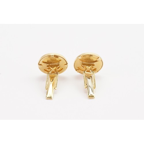 416 - A pair of 1911 Quarter Sovereigns made into 18ct Gold cufflinks. Weight 12.5g gross.