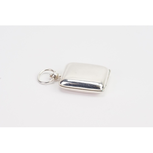 11 - A Silver vesta case. Weight 16g.